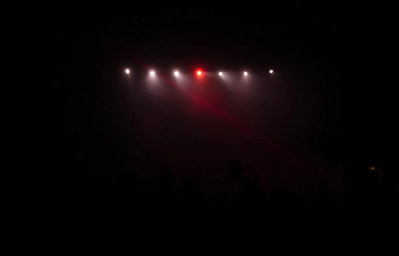 Palco em warehouse com feixe de luz vermelha