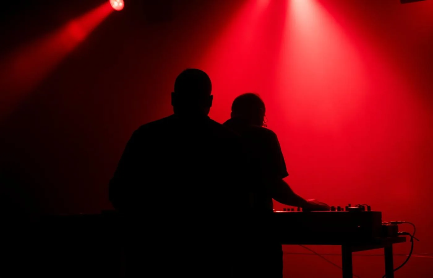 Dupla tocando back-to-back vista de trás